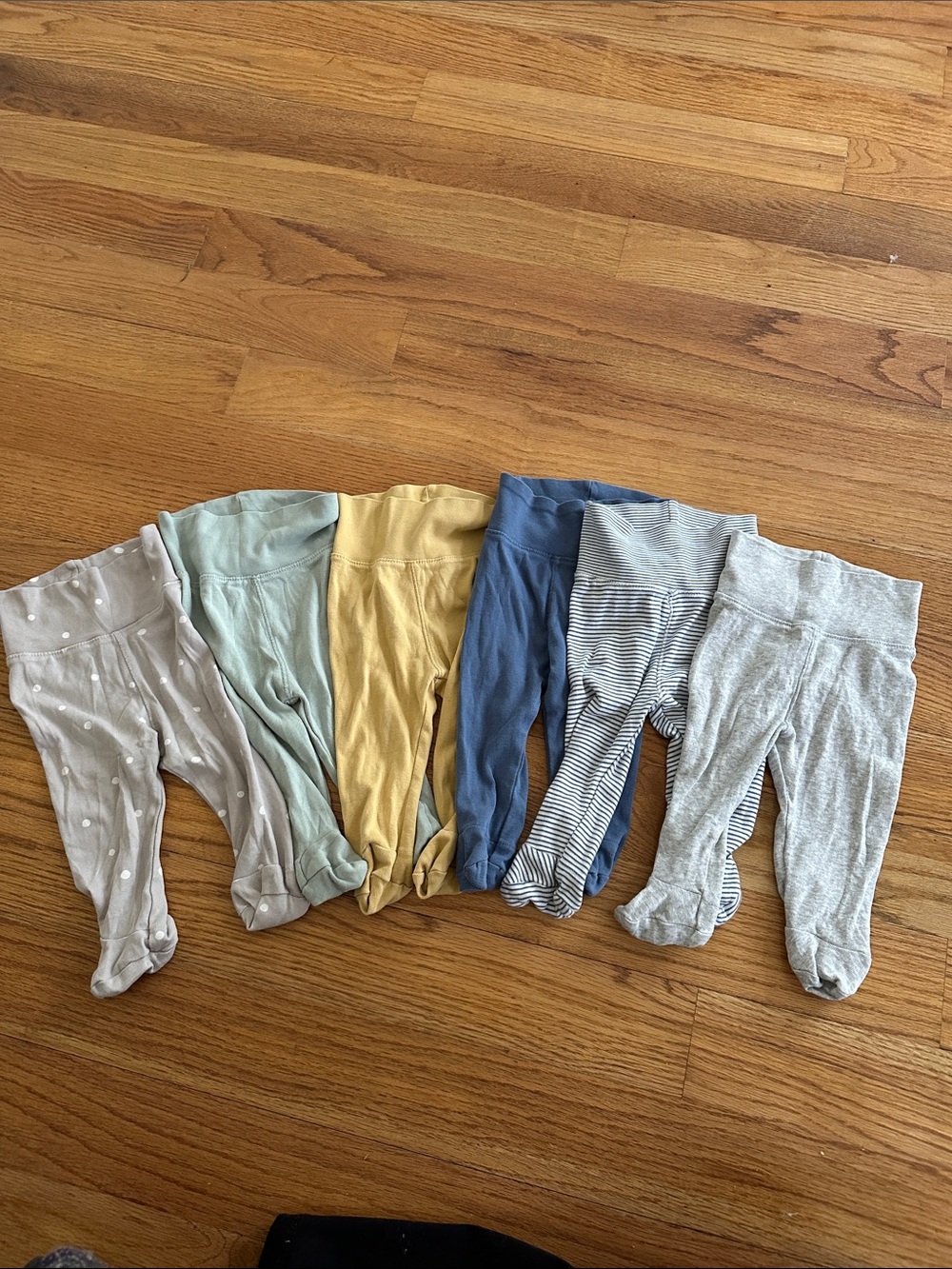 Neutral & Pastel H&M One-Piece Footed Pants - Multi Color Pack of 6. Size 3M